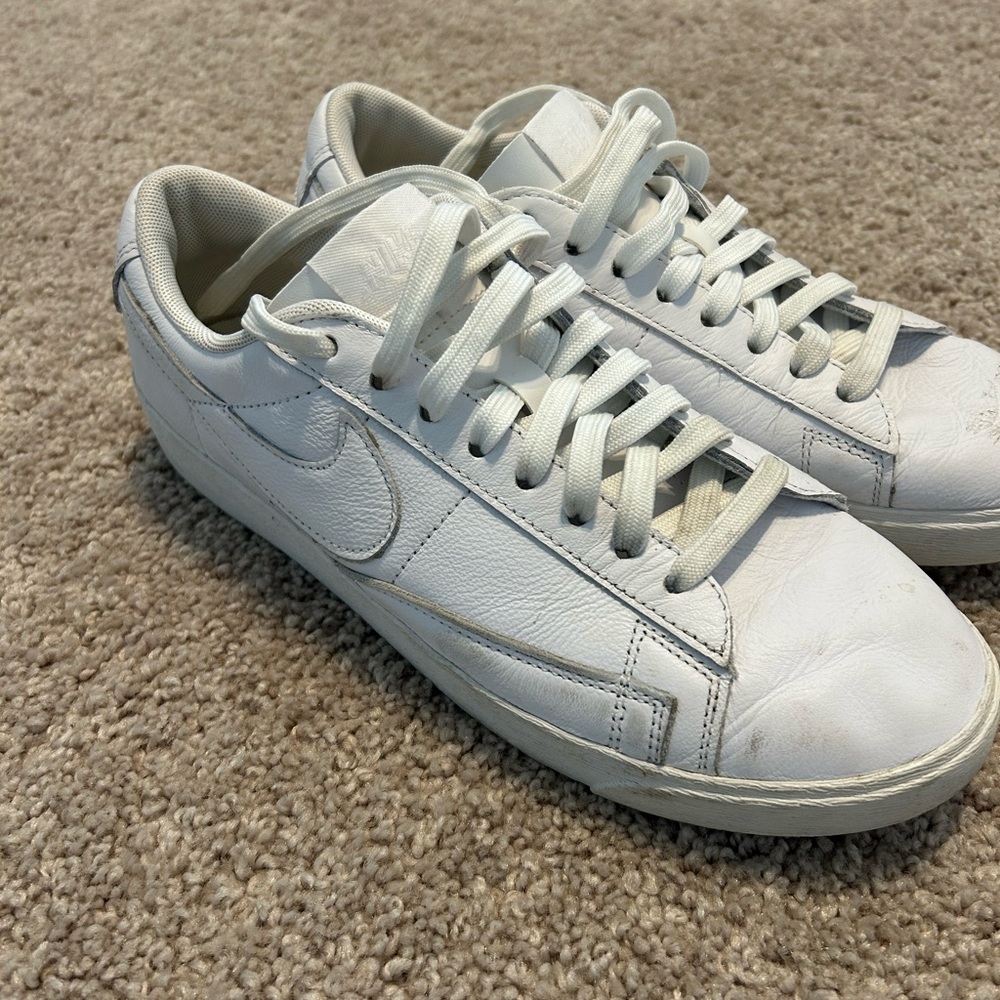 White Nike low tops - Picture 2 of 3